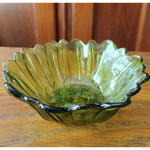 Vintage Indiana Avocado Green Glass Sunflower Shaped Candy Dish Scalloped Edges - Picture 1 of 9